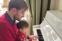Vojtěchova idylka ve Finsku končí, bývalý „Ken ze SuperStar” se ožil: U klavíru se synem, běhání i otužování