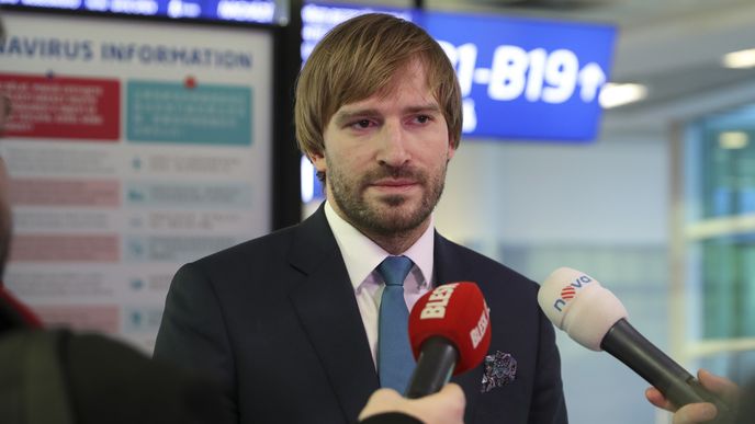 Ministr zdravotnictví Adam Vojtěch (ANO) ukazoval na ruzyňském letišti, jaká jsou nová opatření kvůli koronaviru. Trvá na tom, že jsou dostatečná (31.1.2020)