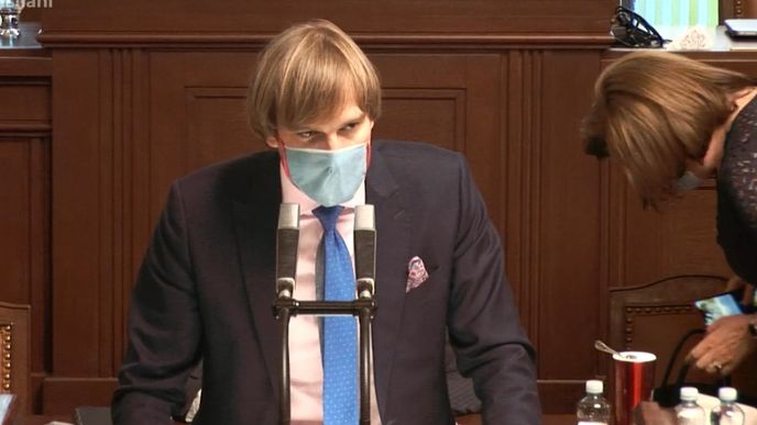 Sněmovna o koronaviru: Ministr zdravotnictví Adam Vojtěch (za ANO).