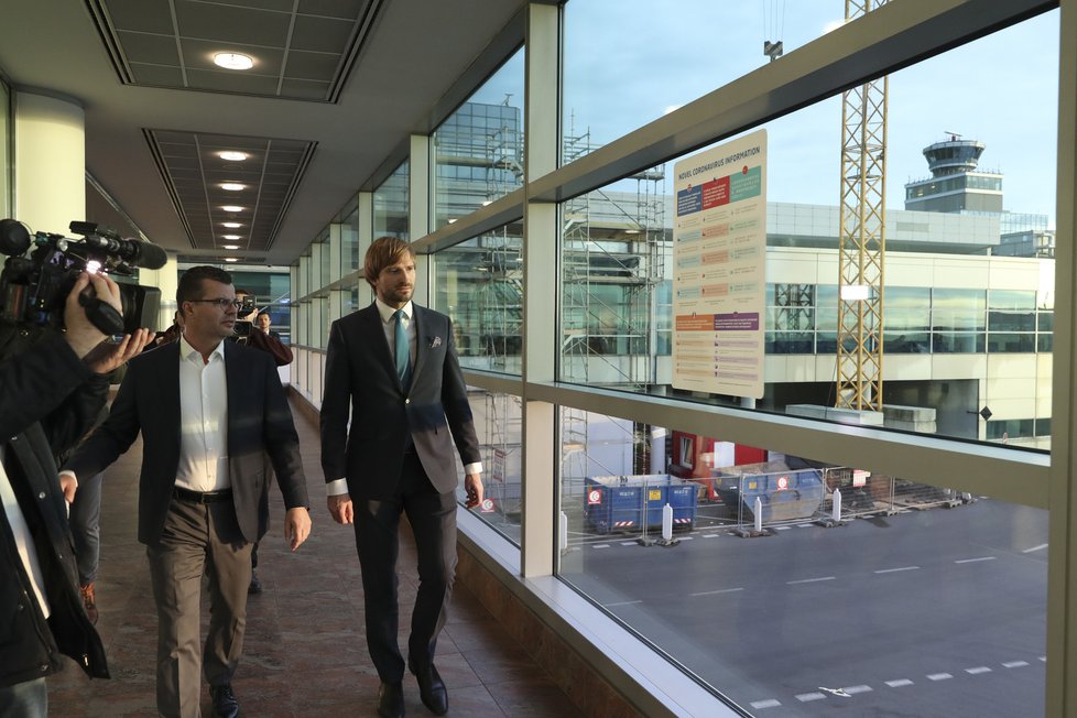 Ministr zdravotnictví Adam Vojtěch (ANO) ukazoval na ruzyňském letišti, jaká jsou nová opatření kvůli koronaviru. Trvá na tom, že jsou dostatečná (31.1.2020).