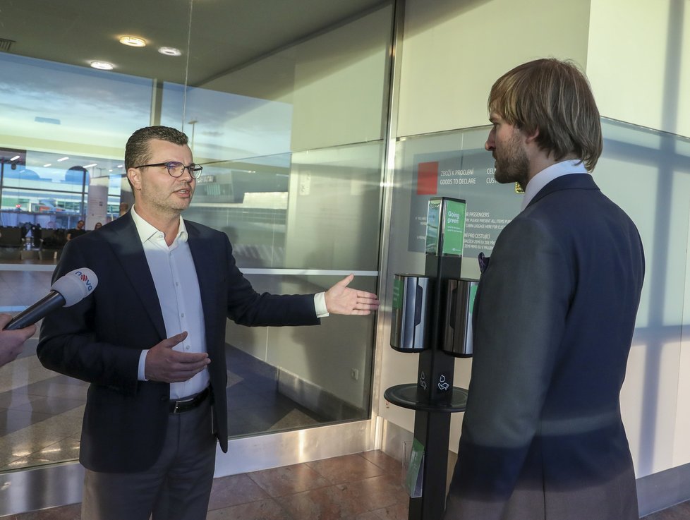 Ministr zdravotnictví Adam Vojtěch (ANO) ukazoval na ruzyňském letišti, jaká jsou nová opatření kvůli koronaviru. Trvá na tom, že jsou dostatečná (31.1.2020)