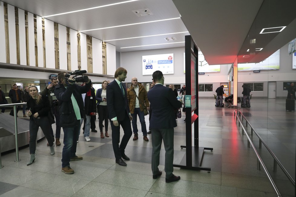 Ministr zdravotnictví Adam Vojtěch (ANO) ukazoval na ruzyňském letišti, jaká jsou nová opatření kvůli koronaviru. Trvá na tom, že jsou dostatečná (31. 1. 2020).