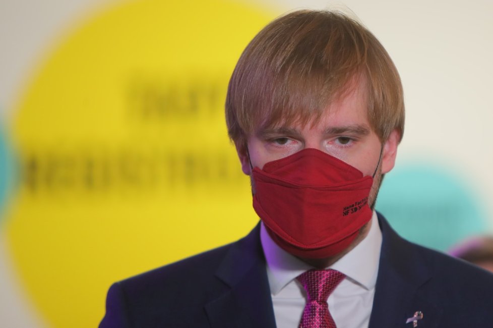 Ministr zdravotnictví Adam Vojtěch (za ANO) na otevření očkovacího centra bez registrace v OD Kotva. (13. prosince 2021)  Ministr zdravotnictví Adam Vojtěch (za ANO) na otevření očkovacího centra bez registrace v OD Kotva. (13. prosince 2021)