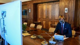 Ministr zdravotnictví Adam Vojtěch (za ANO) s rouškou při videokonferenci