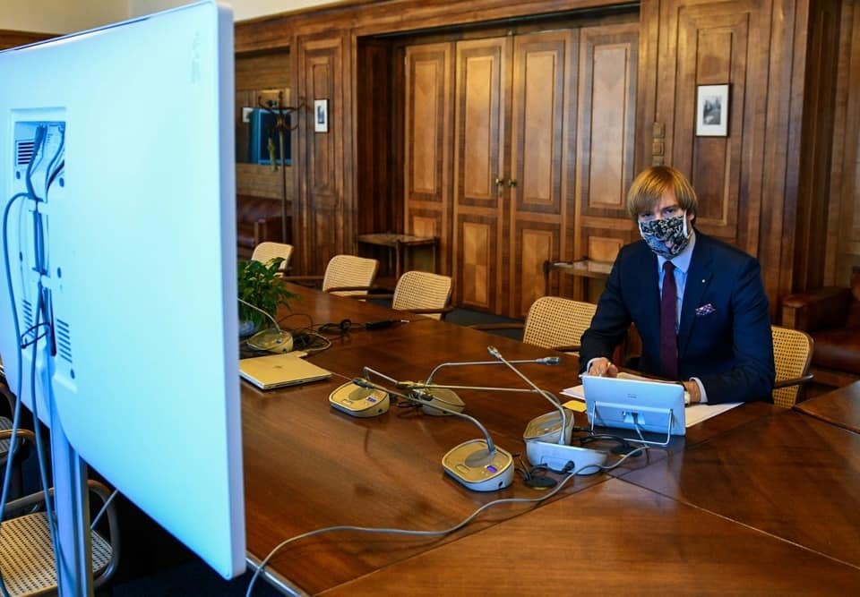 Ministr zdravotnictví Adam Vojtěch (za ANO) s rouškou při videokonferenci