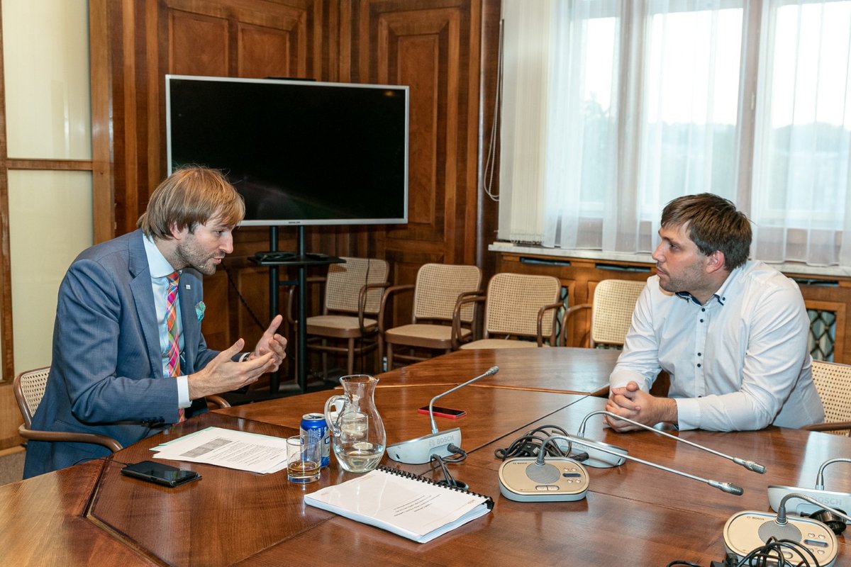 Jak neplatit majlant za léky? Podle ministra zdravotnictví Adama Vojtěcha (32, za ANO) pomáhají seniorům i dětem ochranné limity na léčiva.