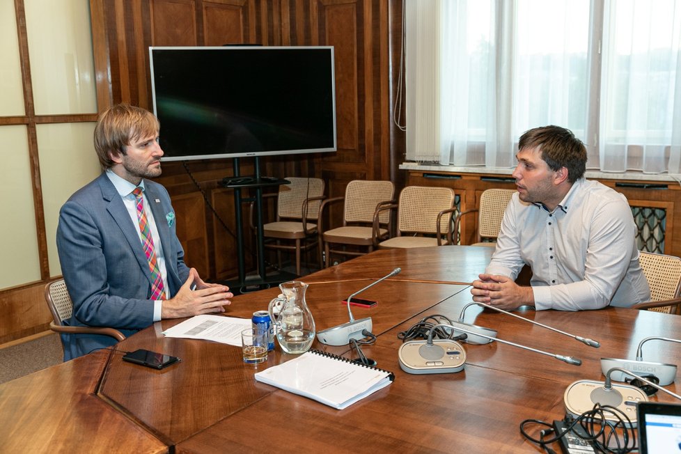 Jak neplatit majlant za léky? Podle ministra zdravotnictví Adama Vojtěcha (32, za ANO) pomáhají seniorům i dětem ochranné limity na léčiva.