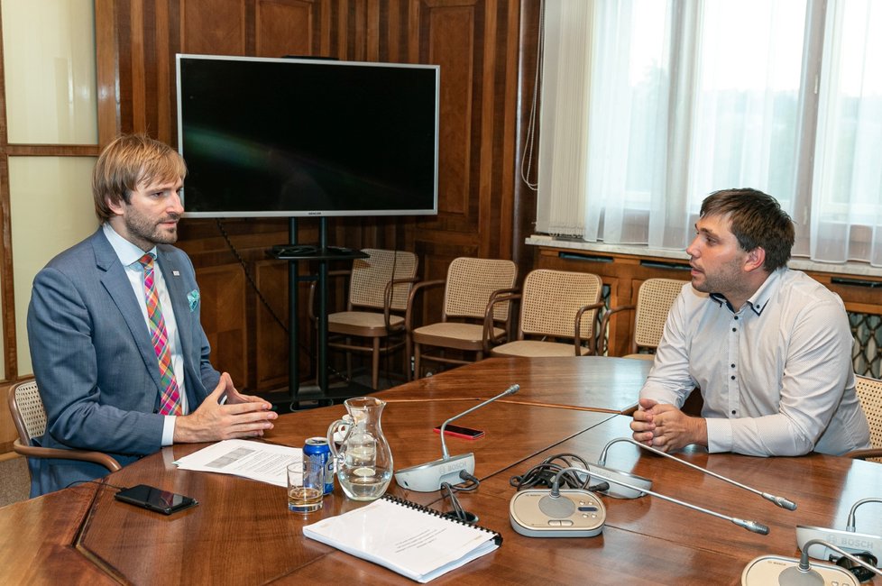 Jak neplatit majlant za léky? Podle ministra zdravotnictví Adama Vojtěcha (32, za ANO) pomáhají seniorům i dětem ochranné limity na léčiva.