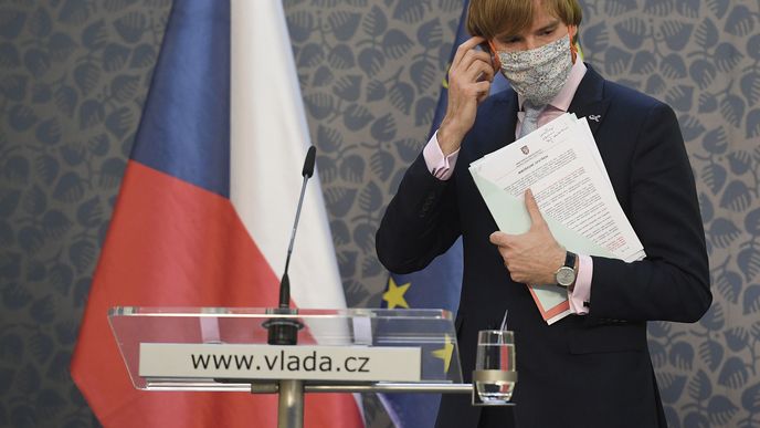 Ministr zdravotnictví Adam Vojtěch vystoupil 18. května 2020 v Praze na tiskové konferenci po jednání vlád