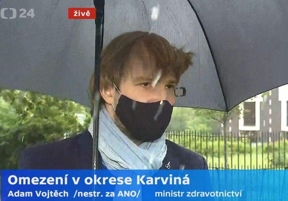 Ministr zdravotnictví Vojtěch (za ANO) oznámil, že na Karvinsku bude vyhlášeno mimořádné lokální opatření. Během toho ho zkrápěly provazy deště