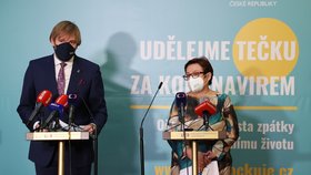 Ministr zdravotnictví Adam Vojtěch (za ANO) a hlavní hygienička Pavla Svrčinová na tiskové konferenci.