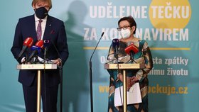 Ministr zdravotnictví Adam Vojtěch (za ANO) a hlavní hygienička Pavla Svrčinová na tiskové konferenci.