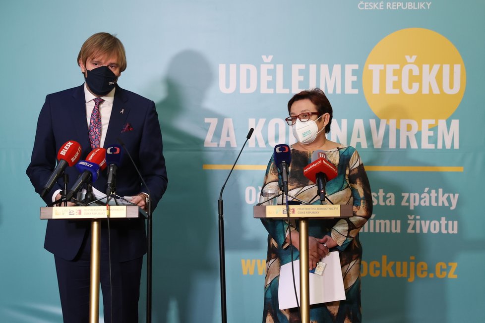 Ministr zdravotnictví Adam Vojtěch (za ANO) a hlavní hygienička Pavla Svrčinová na tiskové konferenci