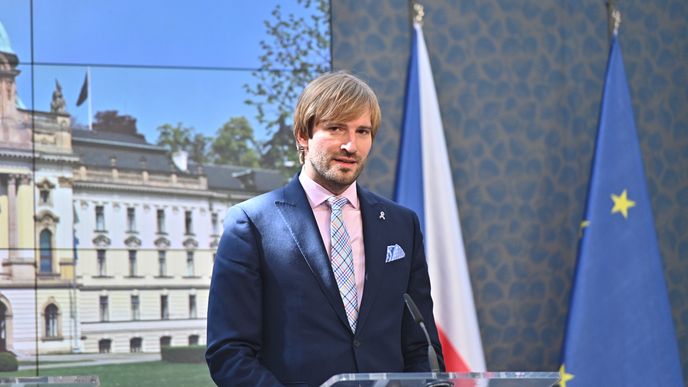 Ministr zdravotnictví Adam Vojtěch představuje na tiskové konferenci vlády (10. 6. 2019)