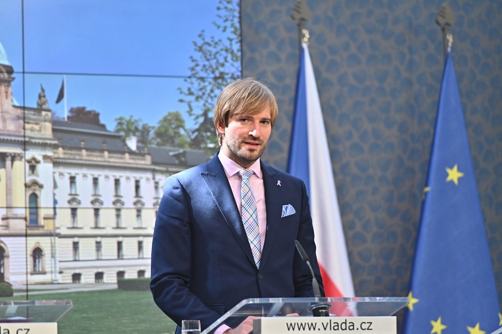 Ministr zdravotnictví Adam Vojtěch představuje na tiskové konferenci vlády (10. 6. 2019)