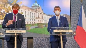 Ministr zdravotnictví Adam Vojtěch (za ANO) a premiér Andrej Babiš (ANO) po jednání vlády (18.11.2021)