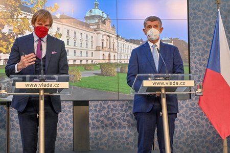 Ministr zdravotnictví Adam Vojtěch (za ANO) a premiér Andrej Babiš (ANO) po jednání vlády (18.11.2021)
