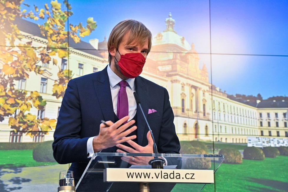 Ministr zdravotnictví Adam Vojtěch (za ANO) po jednání vlády (18. 11. 2021)