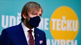 Ministr zdravotnictví Adam Vojtěch (za ANO) na tiskové konferenci ke zpřísnění opatření (12.11.2021)