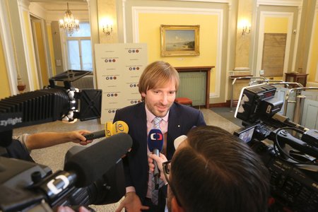 Ministr zdravotnictví Adam Vojtěch v rozhovoru s novináři před začátkem jednání vlády (6. 5. 2019)