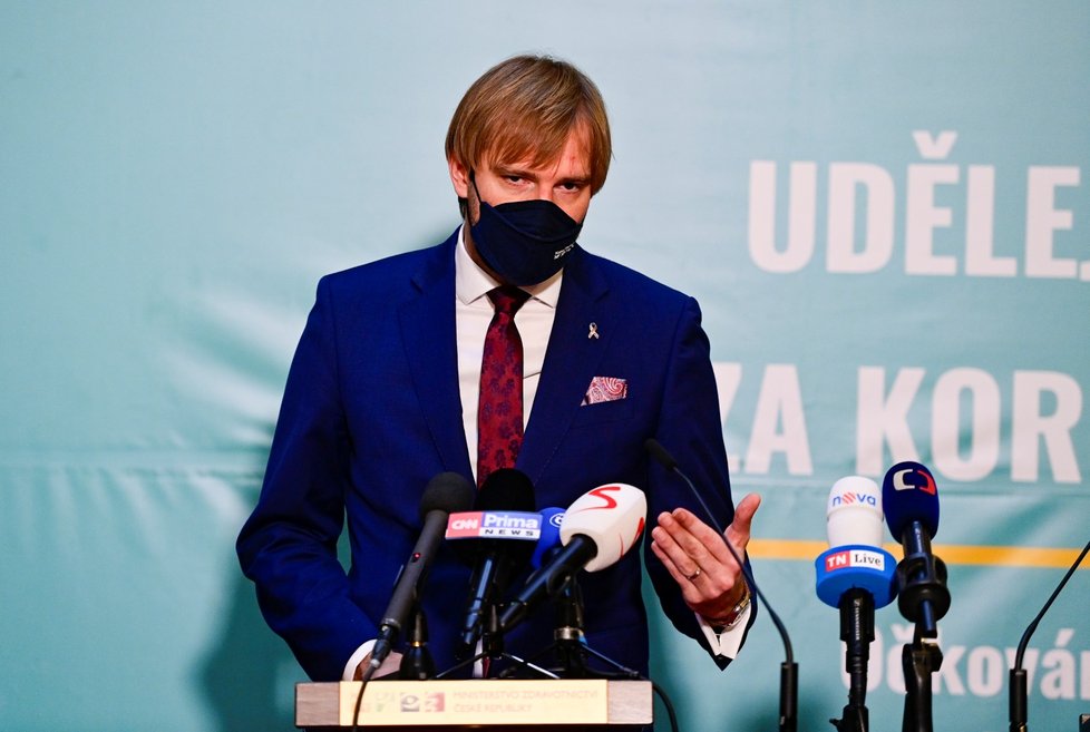 Ministr zdravotnictví Adam Vojtěch (za ANO) na tiskové konferenci ke zpřísnění opatření (12. 11. 2021)