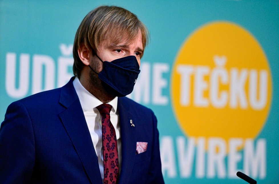 Ministr zdravotnictví Adam Vojtěch (za ANO) na tiskové konferenci ke zpřísnění opatření (12.11.2021) Ministr zdravotnictví Adam Vojtěch (za ANO) na tiskové konferenci ke zpřísnění opatření (12.11.2021)