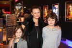 Jana Adamcová s dětmi v kině