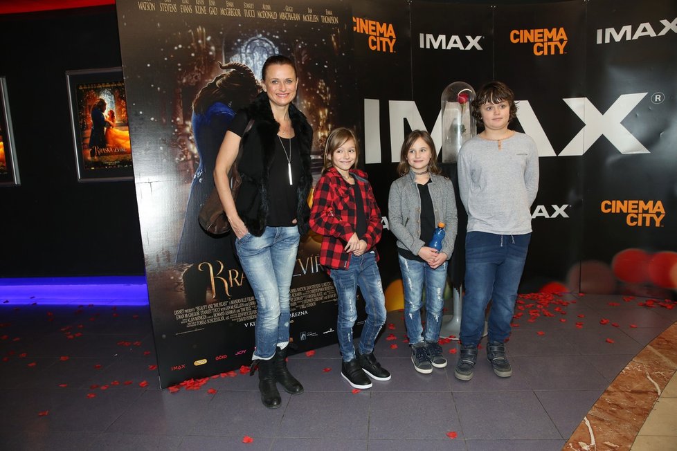 Jana Adamcová s dětmi v kině