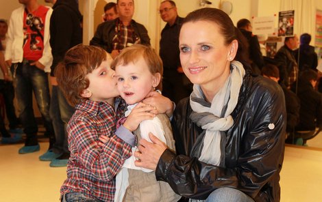 Jana Adamcová s malým neposedou Daníkem a dcerou Jasmínkou.