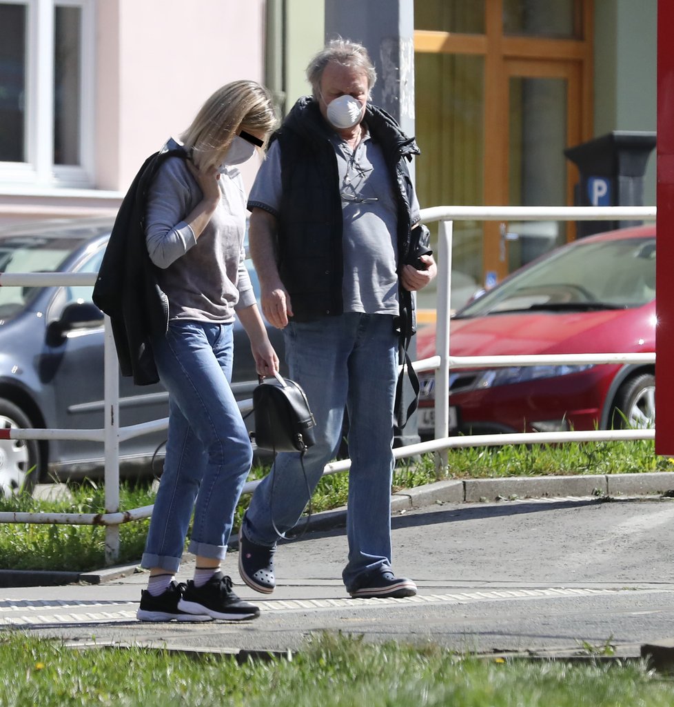 Jak Jiří Adamec, tak jeho doprovod měli spořádaně roušky.