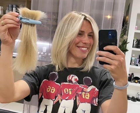 Eva Adamczyková se vypravila ke kadeřníkovi, který jí zkrátil vlasy