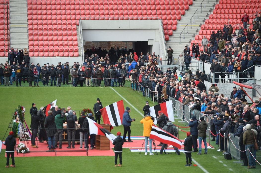 K pietnímu místu mířily davy fanoušků, kteří se chtěli naposledy rozloučit s legendárním Jozefem Adamcem