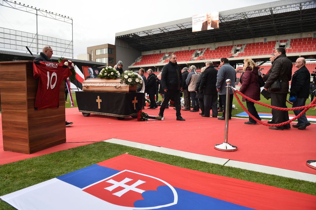 S fotbalistou a trenérem Jozefem Adamcem se v Trnavě rozloučily tisíce lidí