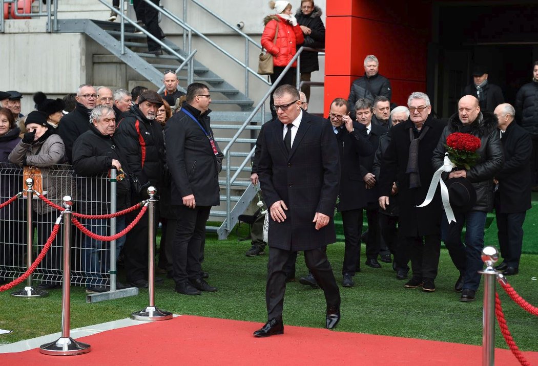 Prezident Slovenského fotbalového svazu Ján Kováčik dorazil do Trnavy, aby se rozloučil s bývalým reprezentantem Jozefem Adamcem