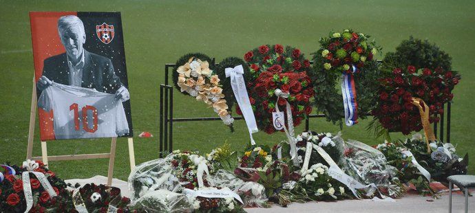 Na pohřeb Jozefa Adamce dorazilo nepočítaně věnců, květin a kondolencí...