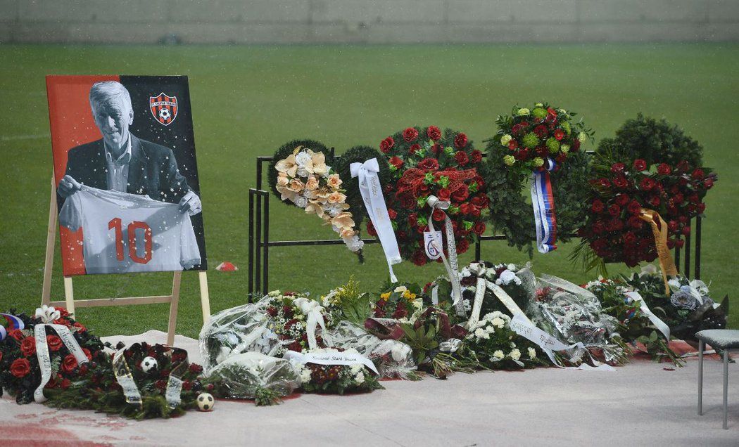 Na pohřeb Jozefa Adamce dorazilo nepočítaně věnců, květin a kondolencí...