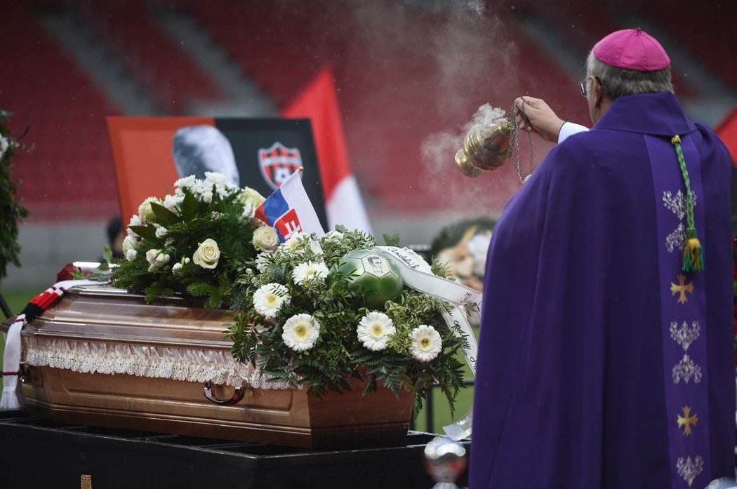 Zádušní mši za Jozefa Adamce celebroval arcibiskup Ján Orosch