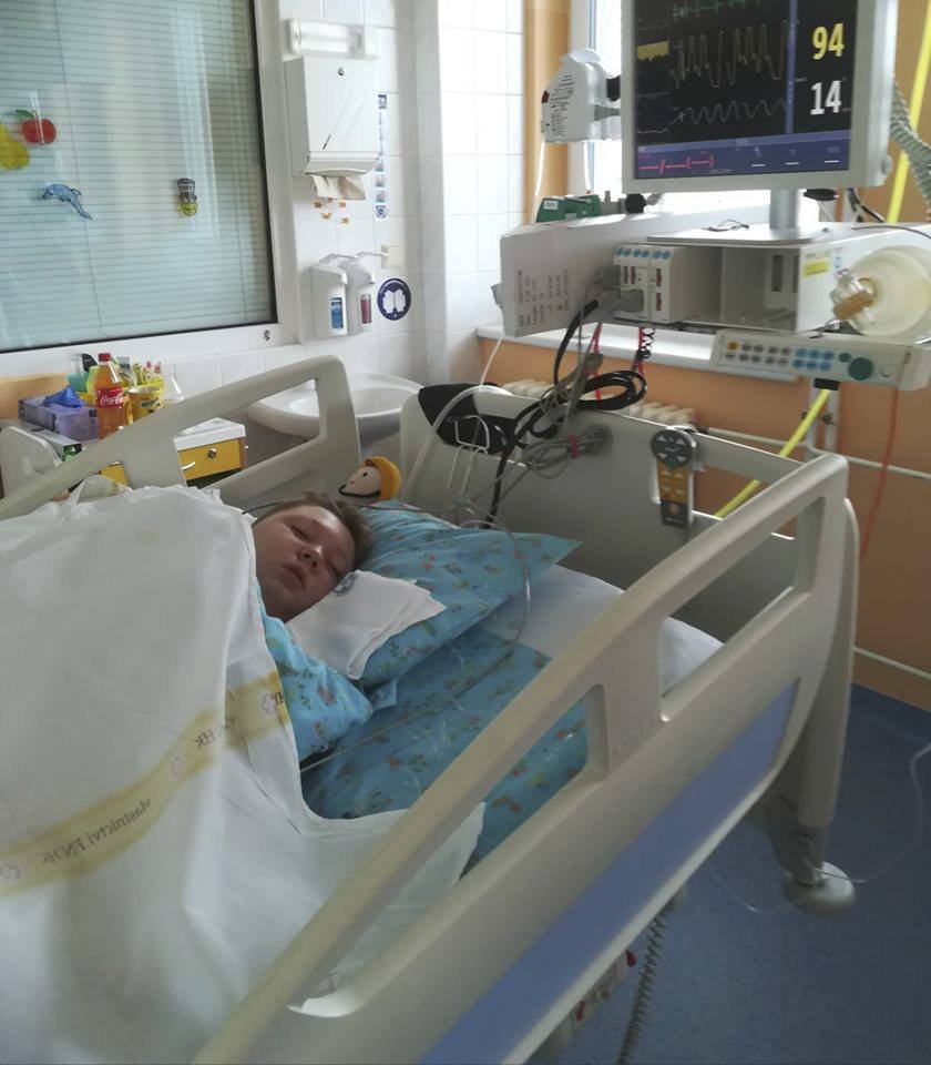 Po zkolabování celého těla leží na JIP ve Fakultní nemocnici v Hradci Králové