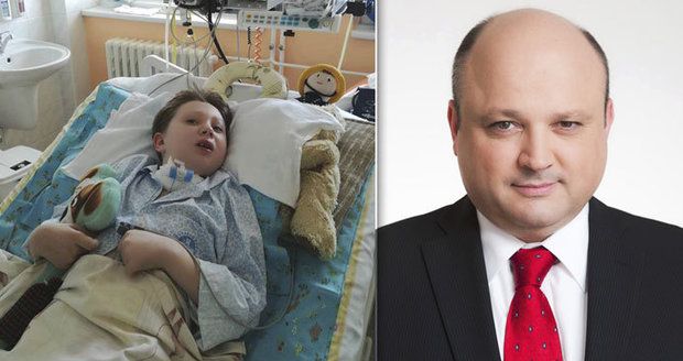 Chlapce po operaci mandlí nechali krvácet na chodbě pardubické nemocnice: 4 fatální chyby, které zničily Adámkovi život