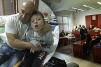 Adámek skončil po operaci mandlí v bdělém kómatu: Rodiče vyhlíží klíčový soud. Pět let čekání a zničený život