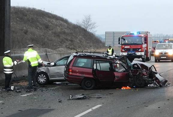 Byl to mžik. Stříbrné oktávce mířící k Českým Budějovicím se najednou do cesty postavil protijedoucí opel vínové barvy!