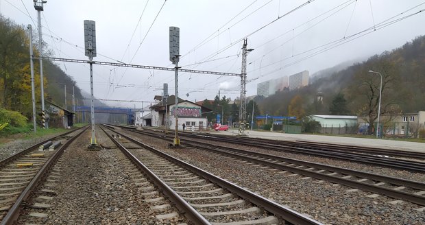 Policie a Drážní inspekce vyšetřují tragickou událost na trati nedaleko Adamova.