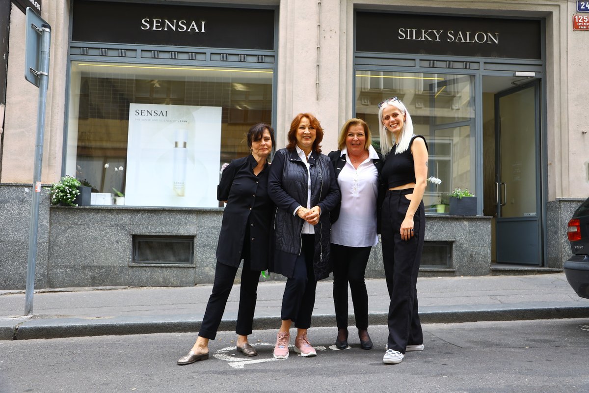 Zlata Adamovská s Janou Krausovou a violoncellistkou Terezií Kovalovou přijali pozvání majitelky salonu Barbary Vykusové.