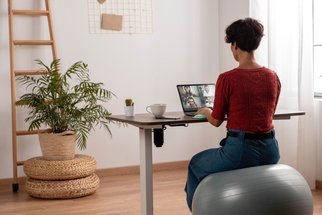 Sezení na zdravotní kancelářské židli pomáhá více než fyzioterapie  