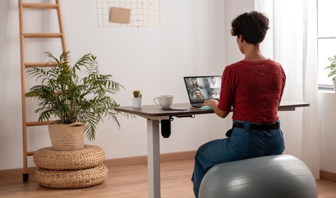 Sezení na zdravotní kancelářské židli pomáhá více než fyzioterapie  