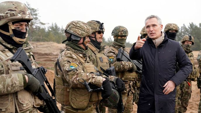 Generální tajemník NATO Jens Stoltenberg hovoří se slovenskými vojáky na litevské základně Adaži