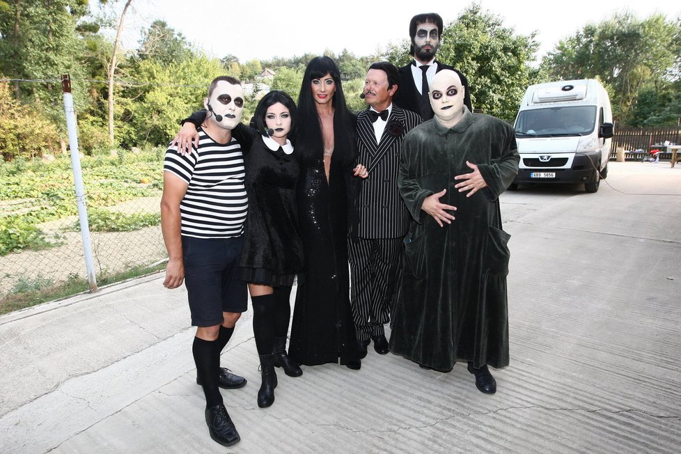 Herci z Addams family se připravují zpátky na divadelní prkna.