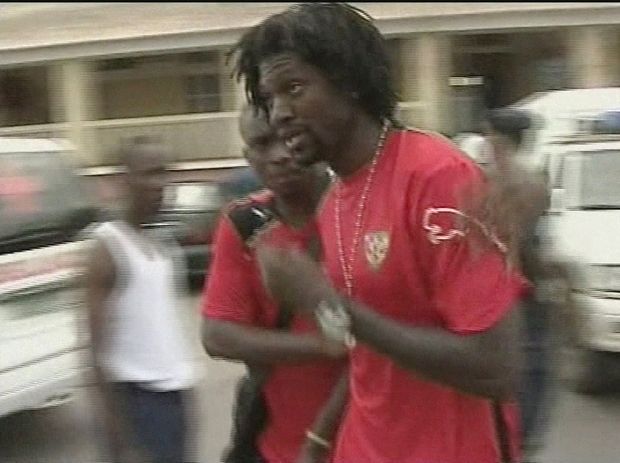 Emmanuel Adebayor těsně po incidentu, kdy povstalci zabili hned několik členů tožské výpravy. Emmanuel Adebayor těsně po incidentu, kdy povstalci zabili hned několik členů tožské výpravy.