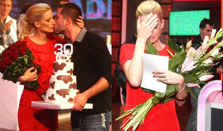 30. narozeniny oslavila i ve své show, kdy ji její nejbližší překvapili s dárky a gratulací. Adela stěží zadržela slzy dojetí..