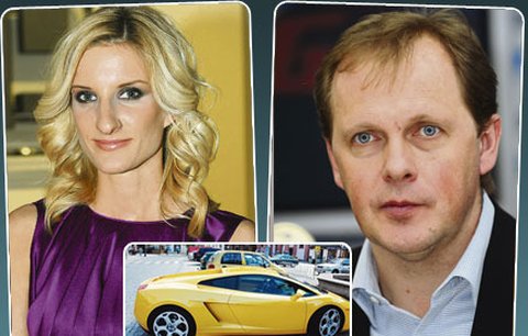 Banášovou přiveze do divadla lamborghini